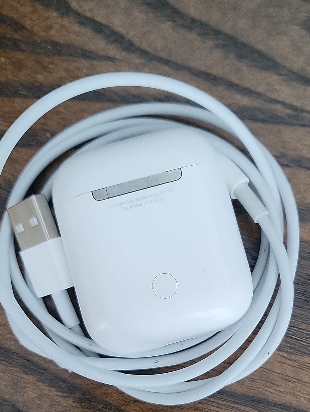 Apple White Earbuds Charging Case with Lightning Cable